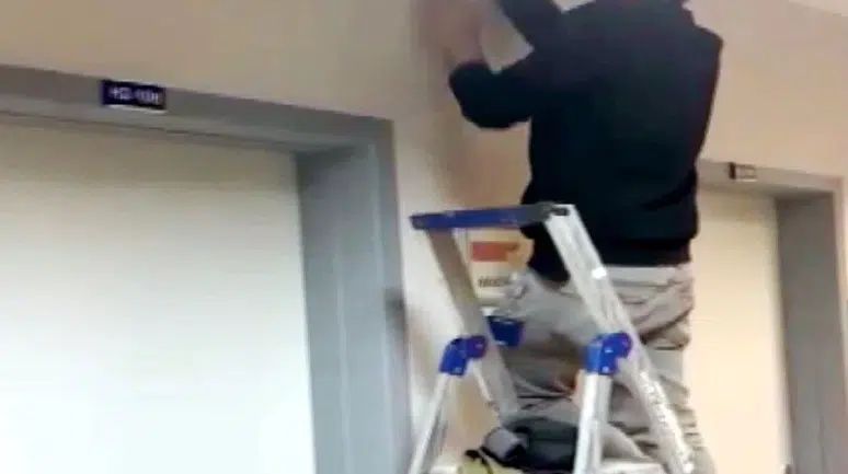 Odasına gizli kamera koyan Profesör doktor meslekten atılıyor