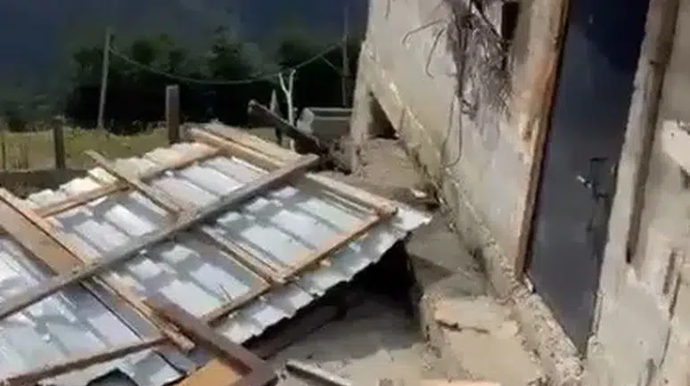 Ayılar evleri adeta yerle bir etti: Vatandaş o anları kahkahayla kayda aldı