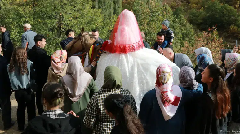 Konya'nın asırlık geleneği: Atlı düğün alayı