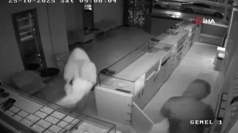 Kuyumcudan 7 kilo altını böyle çaldılar