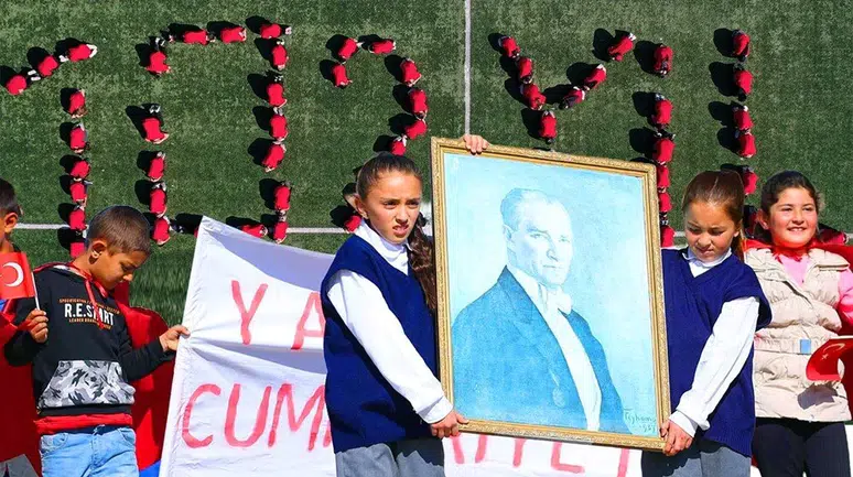 Bu fotoğraf Ermenistan sınırından geldi: Yurtta Cumhuriyet coşkusu