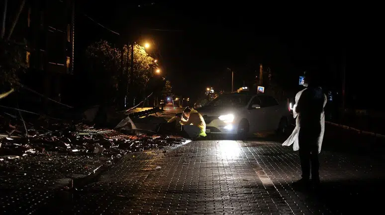 Sındırgı'da halk, ikinci geceyi de dışarıda geçirdi