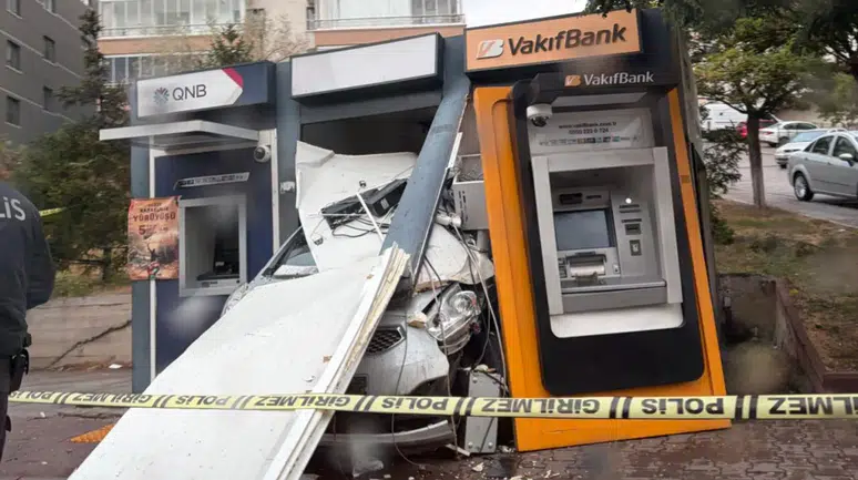 Para çekecekti: ATM'ye arabayla girince durum böyle değişti