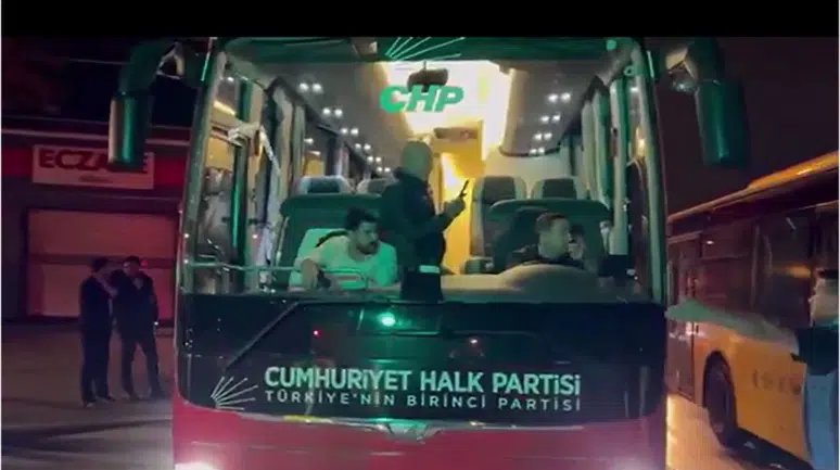 CHP seçim otobüsünün önü kesildi: Çağlayan hareketli