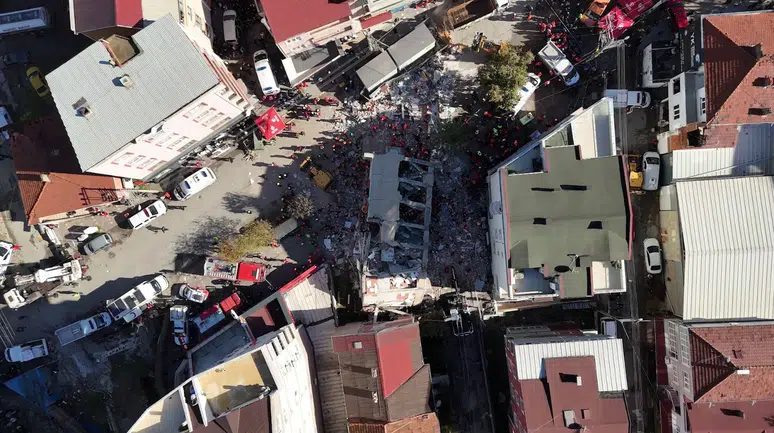 Gebze'deki facia: Çöken 7 katlı bina enkazından 1 çocuğun cansız bedeni çıkarıldı