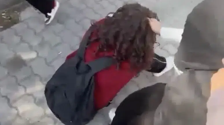 Şiddet okullara yayıldı: Kız öğrencilerin kavgası kamerada