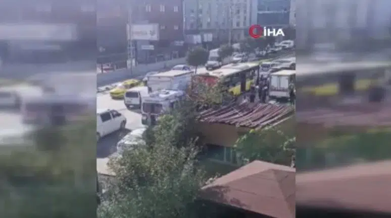 Toplu taşıma otobüsünde bıçaklı saldırı: İki yolcu ağır yaralı