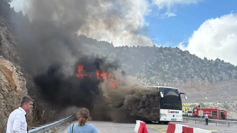 Konya'da korku dolu anlar: Yolcu otobüsü alev topuna döndü