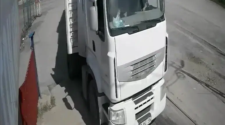 Çekici vinç, tırla geldiler: 18 ton çelik hasırı böyle çaldılar