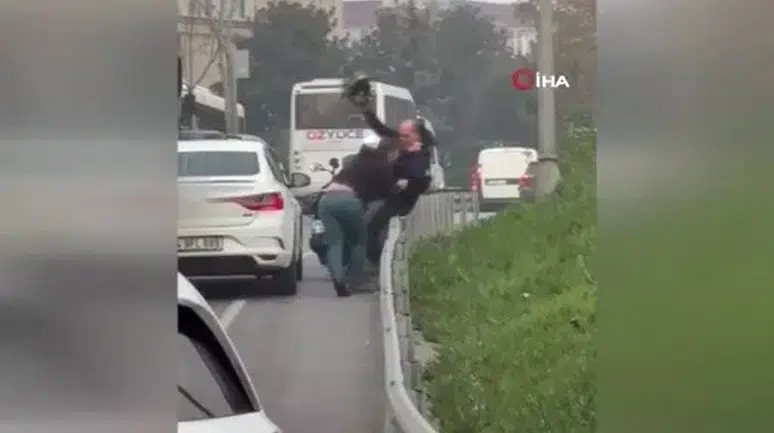 Böyle kavga görülmedi: Kaskla adamı dövdü