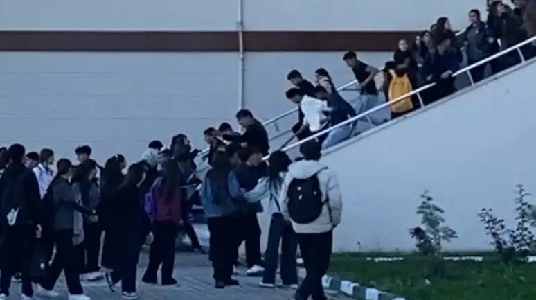 Okulu sopalarla böyle bastılar: Öğrenci korkudan izdiham yaşadı