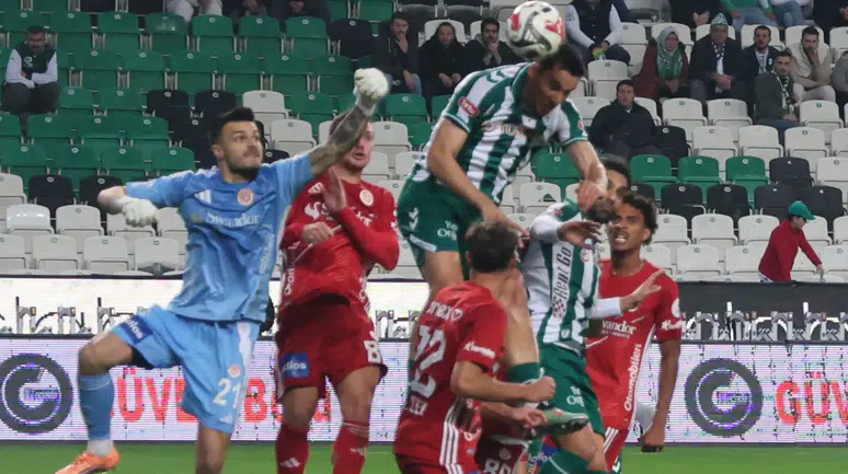 Konyaspor’da kan kaybı sürüyor: Taraftar ıslıkladı