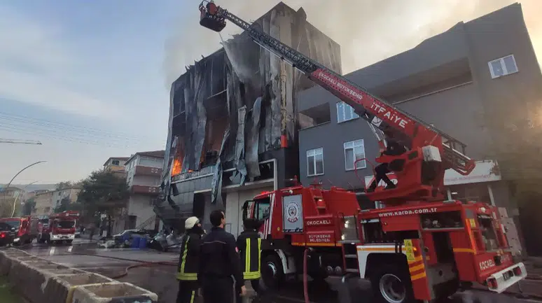 Parfüm deposu alevlere teslim oldu: Çok sayıda can kaybı var