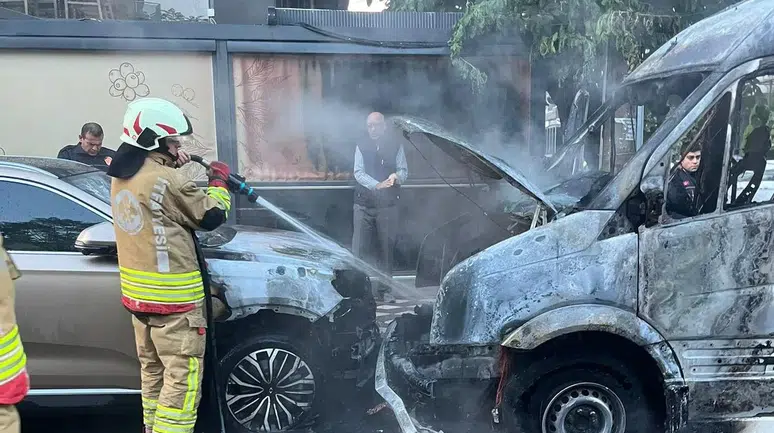 Öğrenciler son anda kurtarıldı: Öğrenci servisi böyle yandı