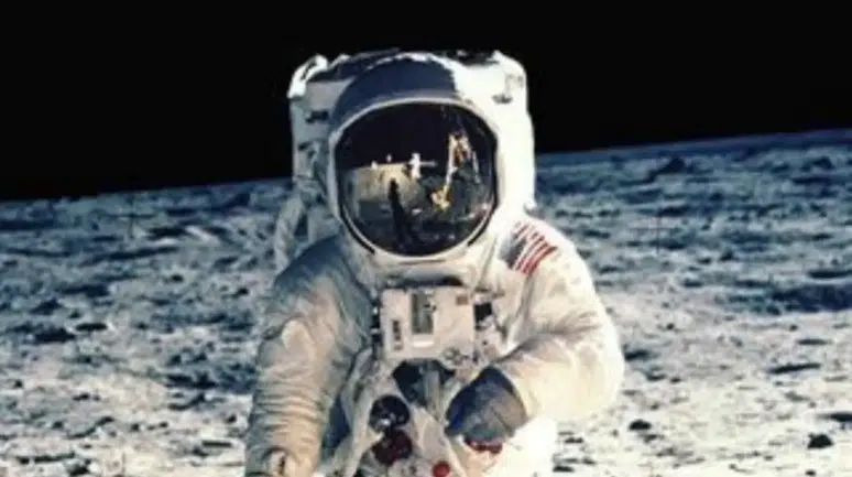 O profesörden ilginç iddia: “Uzaylılar Ay’a hediye bırakmış olabilir”