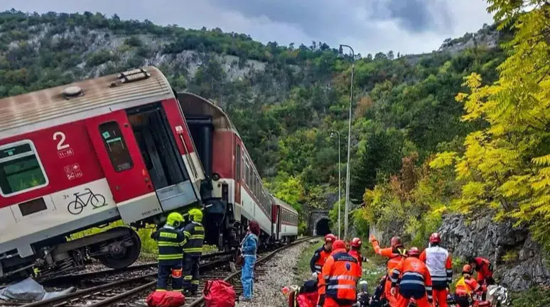 İki tren kafa kafaya çarpıştı: Çok sayıda yaralı var