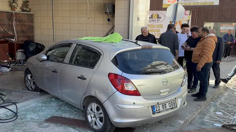 Fırına dalan otomobil ortalığı savaş alanına çevirdi: O anlar kamerada