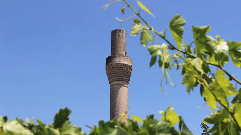 'Kırık Minare' zamana direniyor: Sarıgöl’ün simgesi