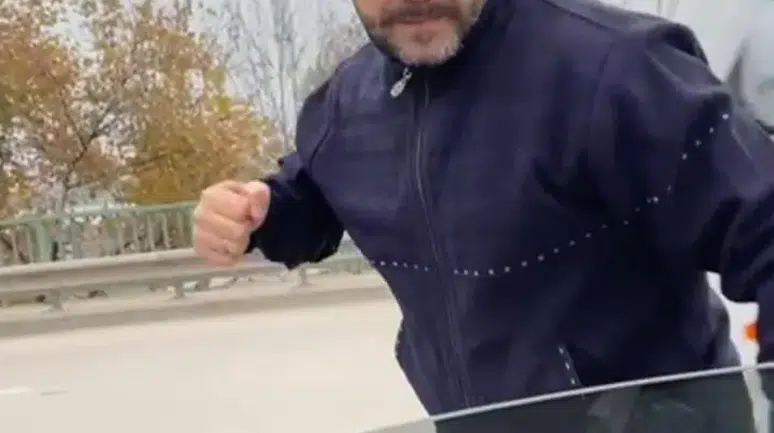 Meclis üyesini sıkıştırıp, aracı yumrukladı: O anlar kamerada