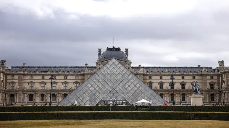 Louvre Müzesi’nde hırsızlık olayından sonra yeni skandal