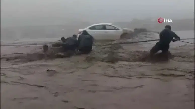 Nefes kesen ölüm kalım savaşı: Sel böyle geldi
