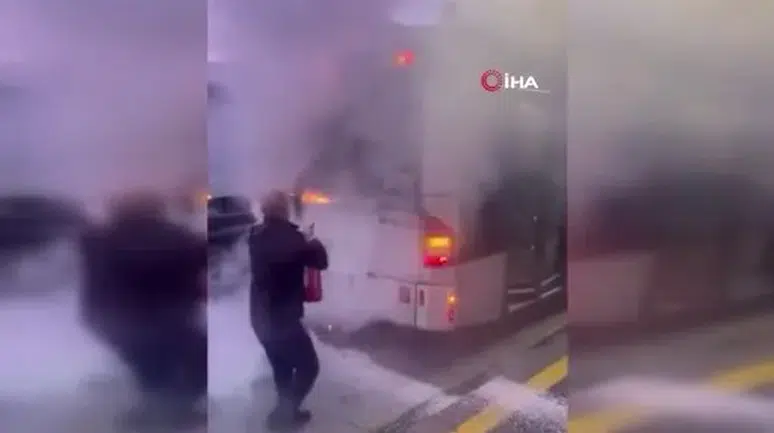 Metrobüs böyle yangını: Vatandaş faciadan ucuz kurtuldu