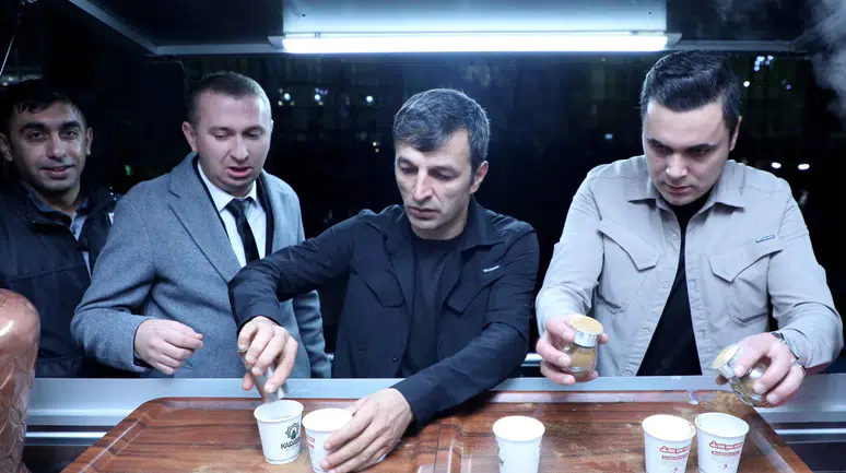 Karatay'da gelenek sürüyor: Mevlana dostlarına salep ikramı