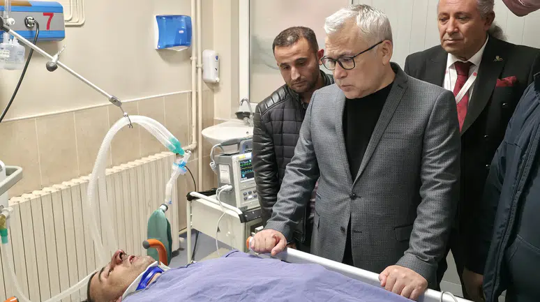 Cezaevi otobüsü kaza yaptı, Vali Şimşek yaralıları ziyaret etti