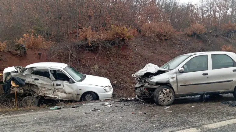 İki otomobil kafa kafaya çarpıştı: 1 ölü, 1’i ağır 2 yaralı