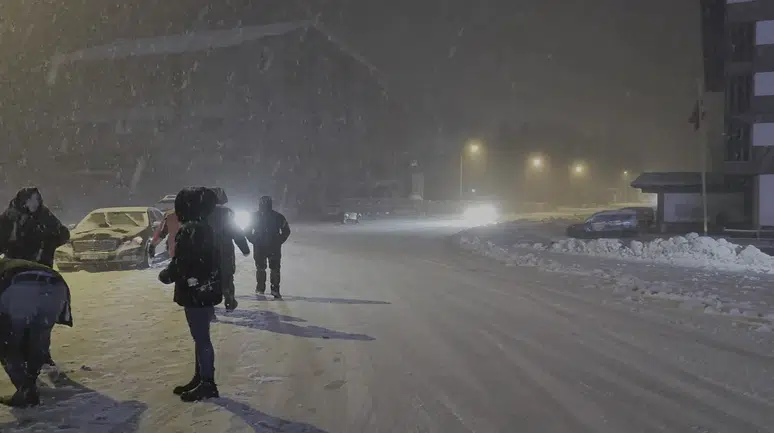 Tatilciler mutlu: Ekipler yolların kapanmaması için aralıksız çalışıyor