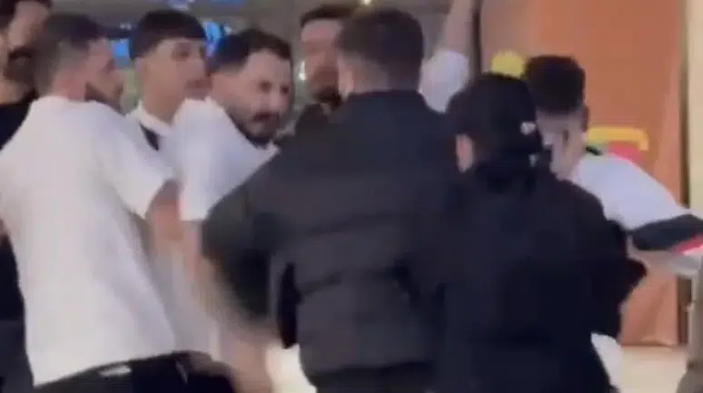 AVM'de kavga: Dinlenerek dövdüler