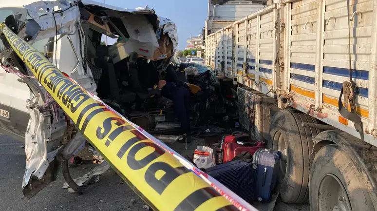 Yurt öğrencilerini taşıyan minibüs kaza yaptı: Ölü ve yaralılar var