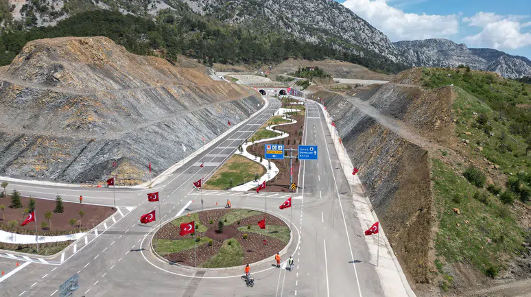 Konya'ya 4 milyar liralık yatırım: Duble yollar için ilk kazma vuruldu