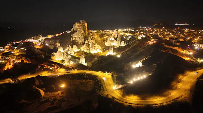 Kapadokya şimdi de ışıltısıyla büyülüyor: Cevizlibağ'da gece turizmi