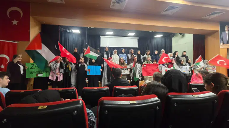 Tiyatro Festivali’nde coşkulu ödül töreni: Türkiye'nin genç yetenekleri sahnede