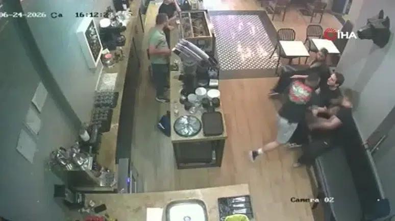 Kafe çalışanına yumruklu saldırı: Olay anı kamerada