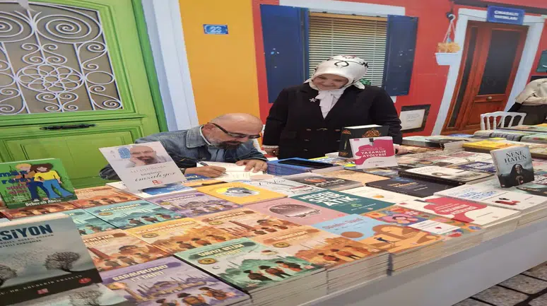 Ali Ulurasba kitaplarını imzaladı: Bakan Yardımcısı Leman Yenigün BKY'de