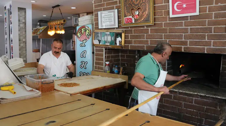 Lahmacunu 50 liraya satıyor: Tepkiler karşısında şaşırdı kaldı