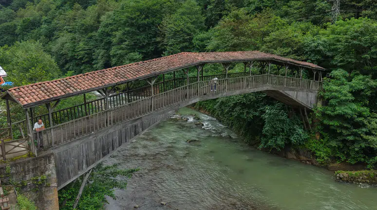 Tarihi Kiremitli Köprü turistlerin gözdesi oldu: Anıtsal eser