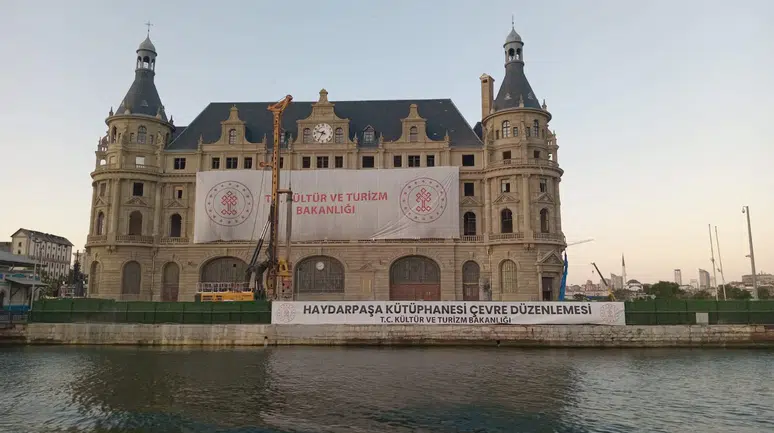 Sonunda karar verildi ve o pankart asıldı: Tarihi Haydarpaşa Garı