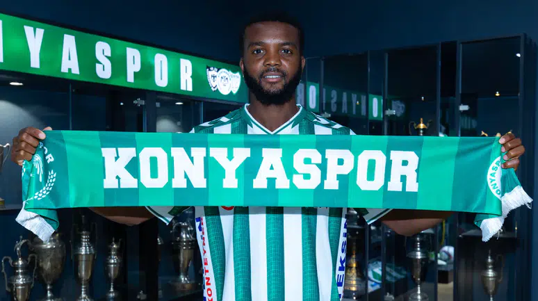 Konyaspor'da imza atıldı: Awaziem formayı giydi