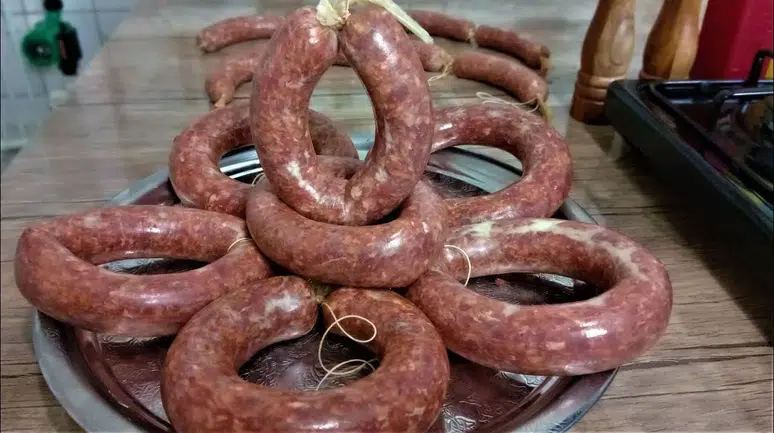 Yaz ayları ideal mi: Evde hesaplı sucuk yapımı