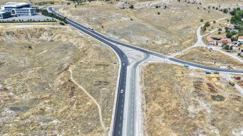 Konya’nın yoğun kullanılan caddesine 3 bin ton asfalt döküldü