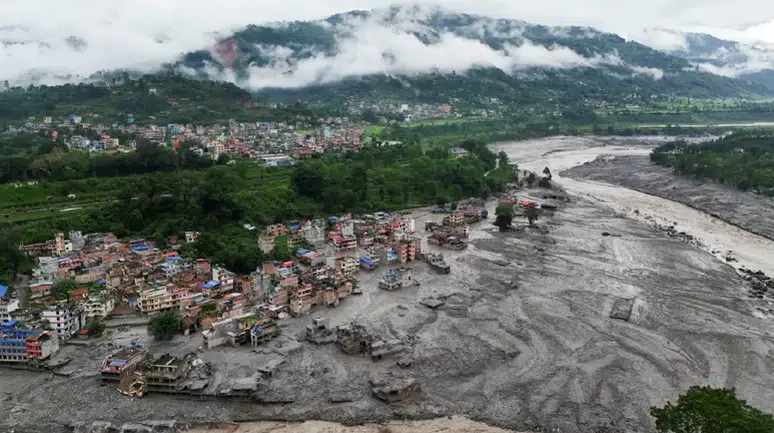 Milyon yıllık buz dağı eridi: Nepal'deki felaket işte böyle geldi