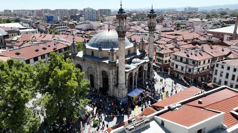 Konya'daki esnafları canından bezdirdiler: Kapı kapı dolaşıp para topluyorlar
