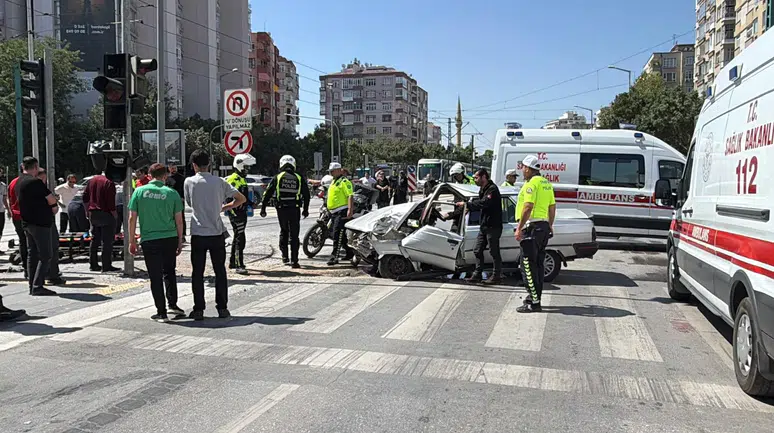 Konya'nın merkezinde feci kaza: Trafik kilitlendi, ağır yaralılar var