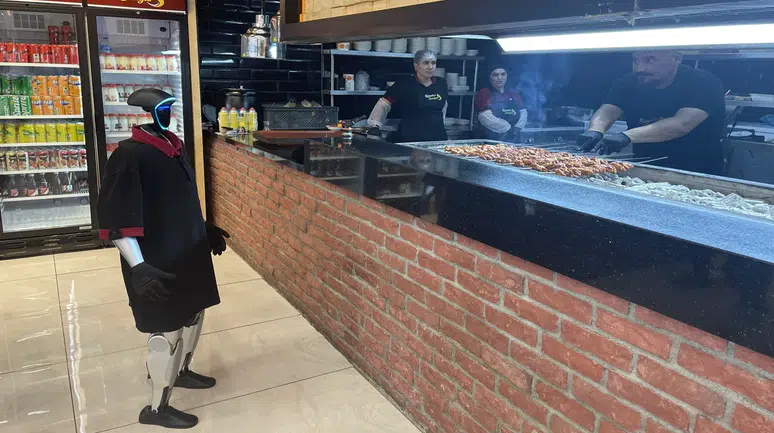 Asgari ücretle işe başladı: Bu garson, müşterilerin ilgi odağı oldu