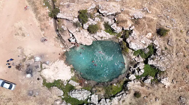 Bu göle uyuzlar şifa bulmak, gençler ise serinlemek için giriyor