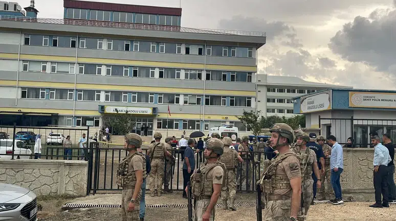 Lisede korku dolu anlar: Silahla vurulan öğretmen öldü