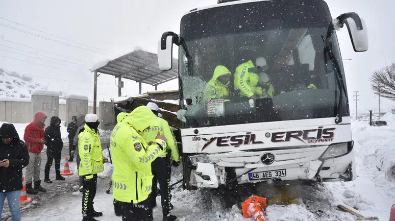 Yolcu otobüsü polis noktasına böyle çarptı
